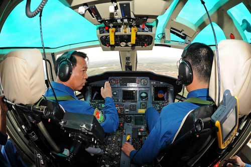 陆航空中梯队总指挥、总带队长机袁继昌少将阅兵飞行训练中对副驾驶进行传帮带。周敬波摄