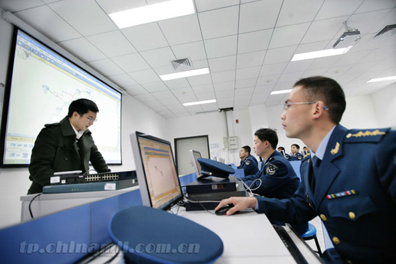 我军部队军人正在学习培训