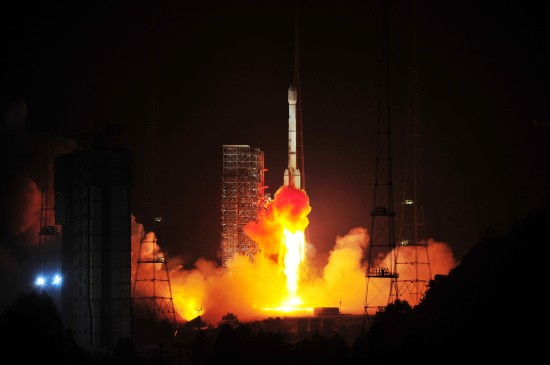 搭载着“鑫诺六号”通信广播卫星的“长征三号乙”运载火箭在西昌卫星发射中心点火升空。新华社记者 杨光 摄