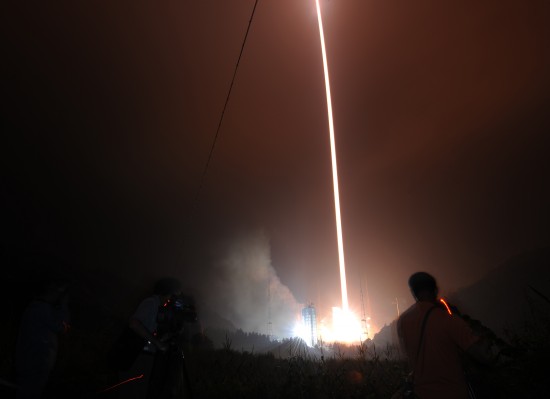 搭载着“鑫诺六号”通信广播卫星的“长征三号乙”运载火箭正在发射中的情景。新华社记者 杨光 摄