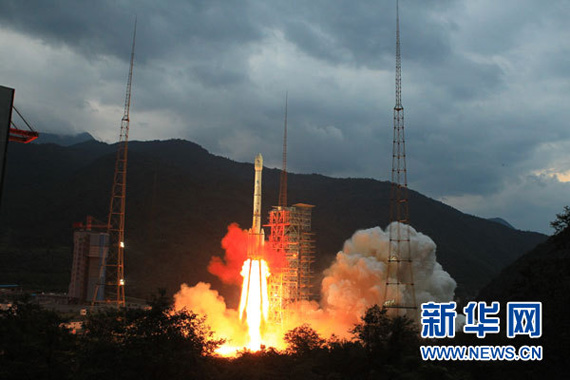 10月1日18时59分57秒，“嫦娥2号”在西昌卫星发射中心成功升空。新华社记者李刚摄