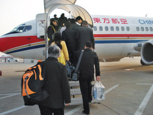 民航局称严格执行经济舱旅客限带一件物品规定