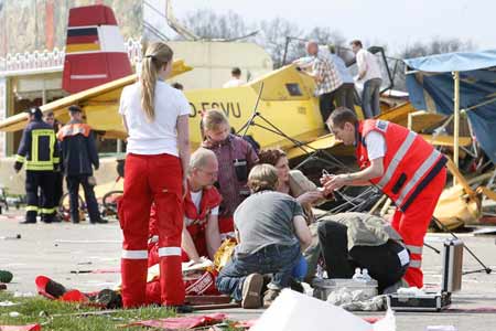德国小型运动飞机撞入人群致1人死亡(组图)