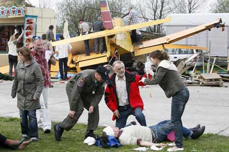 德国小型运动飞机撞入人群致1人死亡(组图)