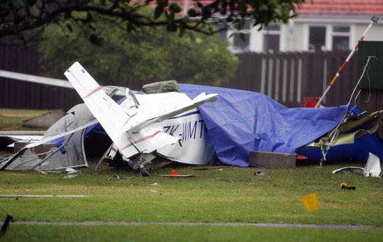 组图：新西兰轻型飞机坠毁2人死亡