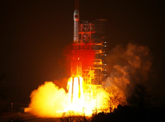 1月17日0时12分，中国在西昌卫星发射中心用“长征三号”运载火箭成功发射第三颗北斗导航卫星。这是中国今年的首次卫星发射，也是长征系列运载火箭的第122次飞行。新华社发（秦宪安摄）