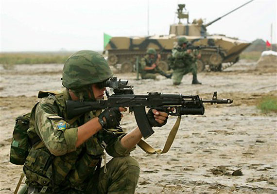 使用AK-74M步枪的俄海军陆战队士兵。AK-200是以AK-74M为基础进行研制的