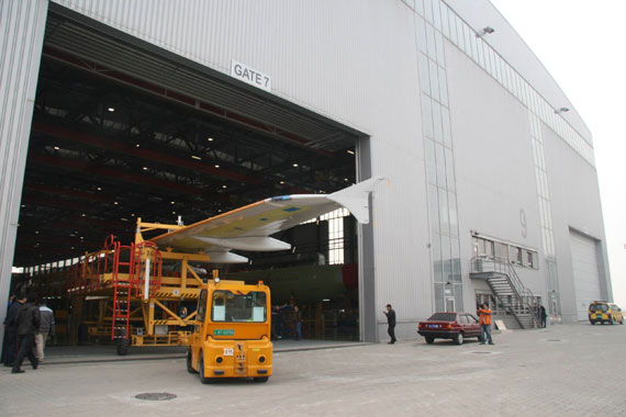 中航工业西飞国际天津公司总装的首架A320机翼完成了总装