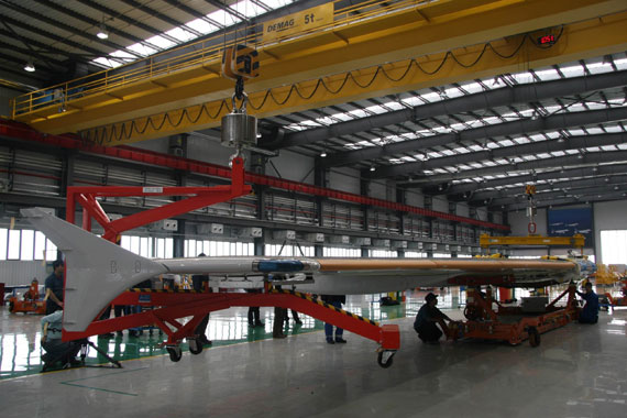 中航工业西飞国际天津公司总装的首架A320机翼