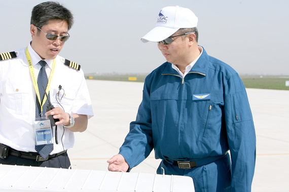10月17日，2009中国国际通用航空大会现场，中国大型客机总设计师吴光辉了解赛斯纳172R型飞机结构