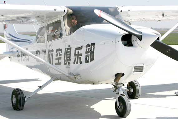 10月17日，2009中国国际通用航空大会现场，中国大型客机总设计师吴光辉学习驾驶赛斯纳172R型飞机