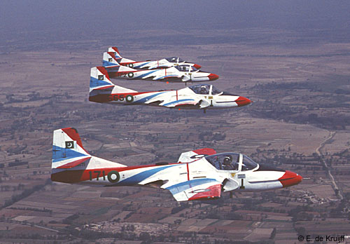 巴基斯坦空军“雄狮”飞行表演队曾使用T-37“鸣叫”教练机。