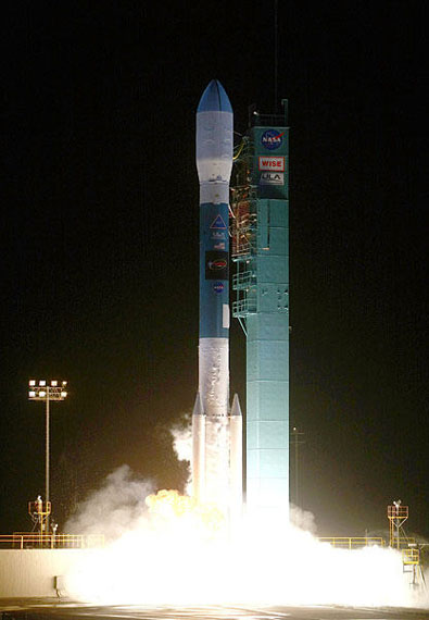 美国一个名为“广角红外测量探测器”的红外太空望远镜搭载“德尔塔II”运载火箭，从加利福尼亚州范登堡空军基地发射升空。