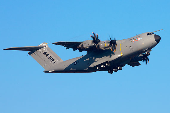 空中客车A400M军用运输机成功完成首飞