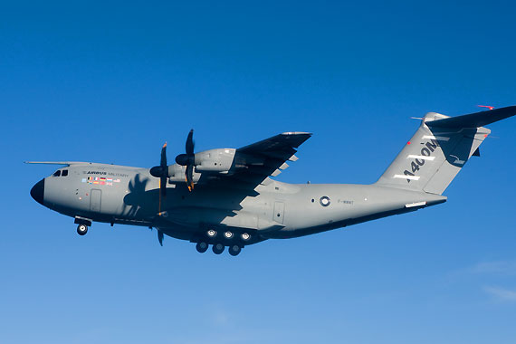 空中客车A400M军用运输机成功完成首飞