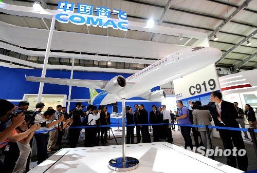 第13届北京国际航空展在北京国展中心开幕，来自14个国家和地区的200多家航空企业前来参展，展览上亮相的航空模型吸引了众多观众。其中，
国产大飞机C919模型整体首次亮相成为众人的关注点。中新社发远舟摄