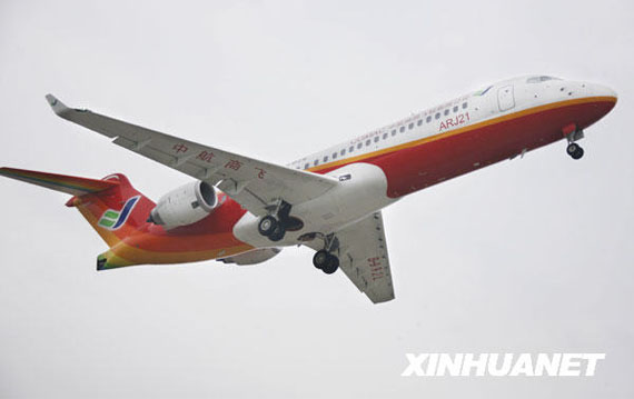 第三架ARJ21-700新支线飞机在空中翱翔。