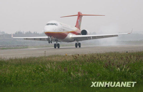 第三架ARJ21-700新支线飞机在空中翱翔。