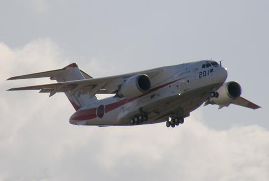 日本国产“XC－2”的新型运输机一号样机从位于岐阜县各务原市的航空自卫队岐阜基地起飞，进行1个多小时的试飞。日本防卫省认为试飞结果良好。