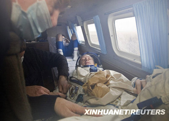 12月1日，比利时宇航员弗兰克·德温内在哈萨克斯坦阿尔卡雷克附近着陆后在一辆车内休息。