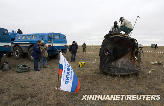 12月1日，俄罗斯“联盟TMA-15”载人飞船返回舱在哈萨克斯坦阿尔卡雷克附近着陆。新华社/路透