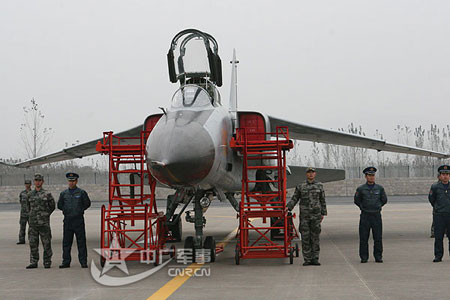 接受外国武官参观的“飞豹”战机