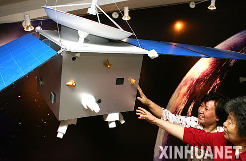 资料图：中国“萤火一号”火星探测器模型