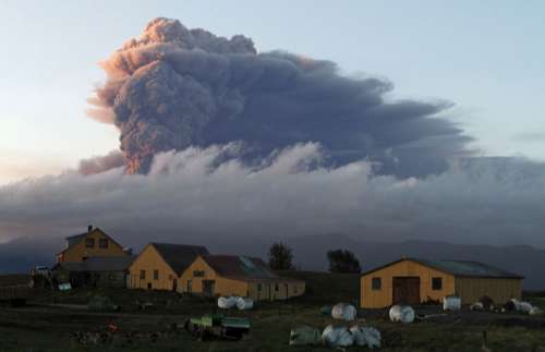 冰岛火山灰卷土重来，扑向英伦。
