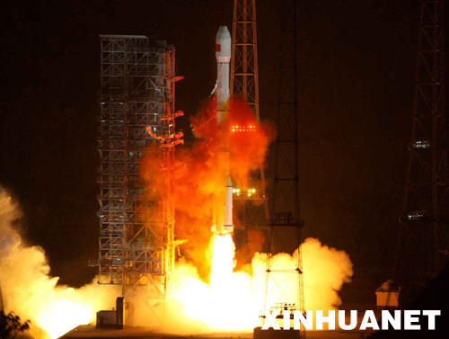 资料图：2008年4月25日，我国首颗数据中继卫星“天链一号01星”在西昌卫星发射中心成功发射。新华社记者李刚摄