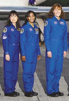 4月5日，日本女航天员山崎直子（左）、太空工程师斯蒂芬妮．威尔逊（中）以及原中学女教师林登贝尔格（右）将乘坐“发现号”航天飞机飞往国际
太空站