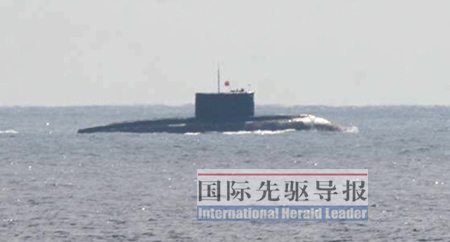 日本海上自卫队4月10日在冲绳西南140公里处海域拍摄到的中国潜艇照片。路透社