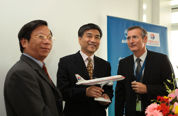 空中客车中国公司商务及对外事务高级副总裁陈菊明（左一）和空中客车天津飞机交付中心总经理吉勒（右一）向中国东方航空股份有限公司副总经理张建中（中）赠送A320飞机模型。