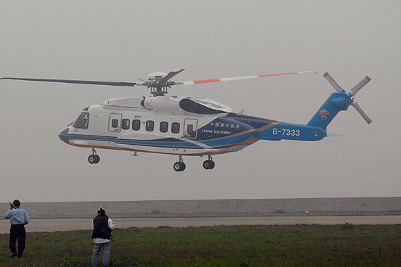 南航S92大型直升机在大雾中展示飞行