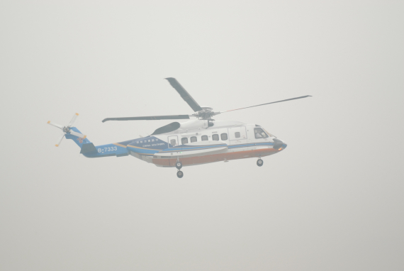 南航S92大型直升机在大雾中展示飞行