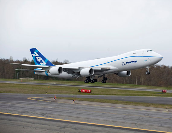 第二架波音747-8首飞成功