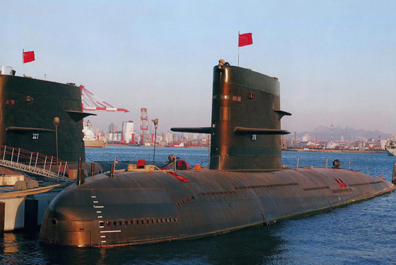 图文：海军新型宋级潜艇编队停靠军港