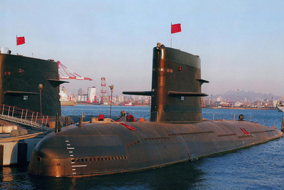 图文:海军新型宋级潜艇编队停靠军港