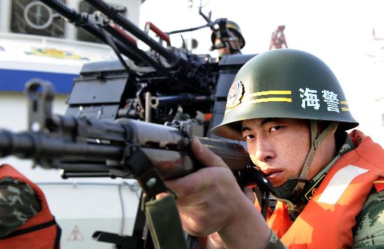 青岛海警举行海上反恐演练确保奥帆赛安全(图)