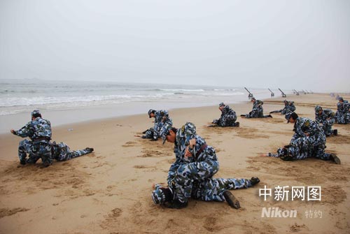 组图：中国海军陆战队女兵在海边苦练散打格斗