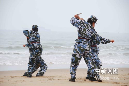 组图：中国海军陆战队女兵在海边苦练散打格斗