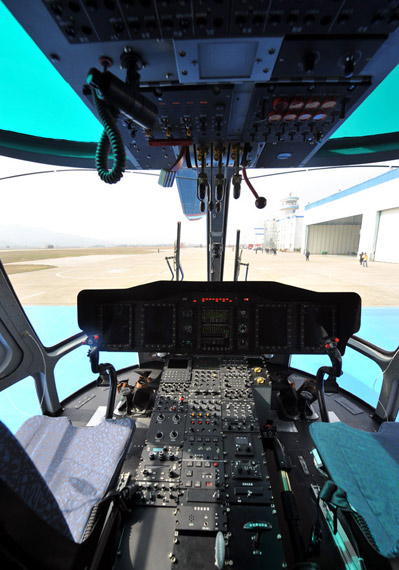 资料图：国产AC313民用直升机的驾驶舱