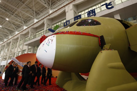 12月25日，参加交付仪式的嘉宾正在参观C919大型客机机头工程样机主体结构。新华社记者裴鑫摄