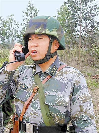 装甲团副团长黄小龙指挥训练
