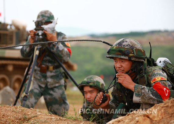 解放军侦察兵在演习中进行火力侦察为炮兵部队引导射击