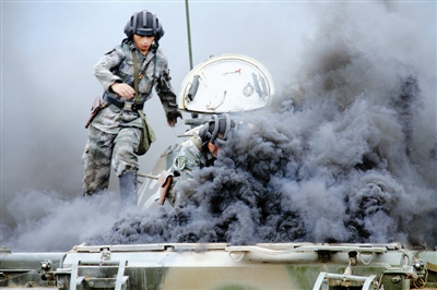 官兵顶着炮火硝烟快速抢修战损坦克。