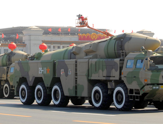 资料图：参加2009年国庆阅兵的新型东风-21C中远程地地常规导弹方队。新华社记者徐昱摄