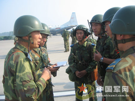 我空军空地一体实施抗震救灾紧急行动(组图)
