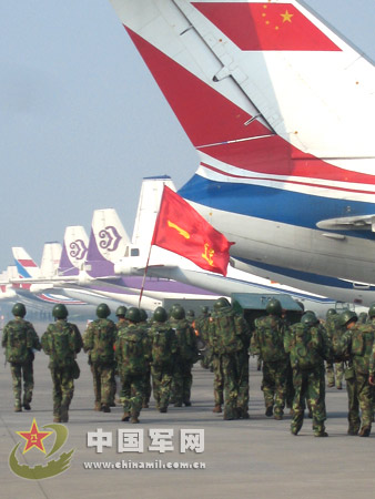 我空军空地一体实施抗震救灾紧急行动(组图)