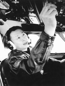 解放军伞兵集群远程空投散落面积仅足球场大小