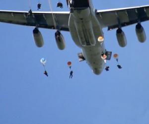 解放军伞兵集群远程空投散落面积仅足球场大小